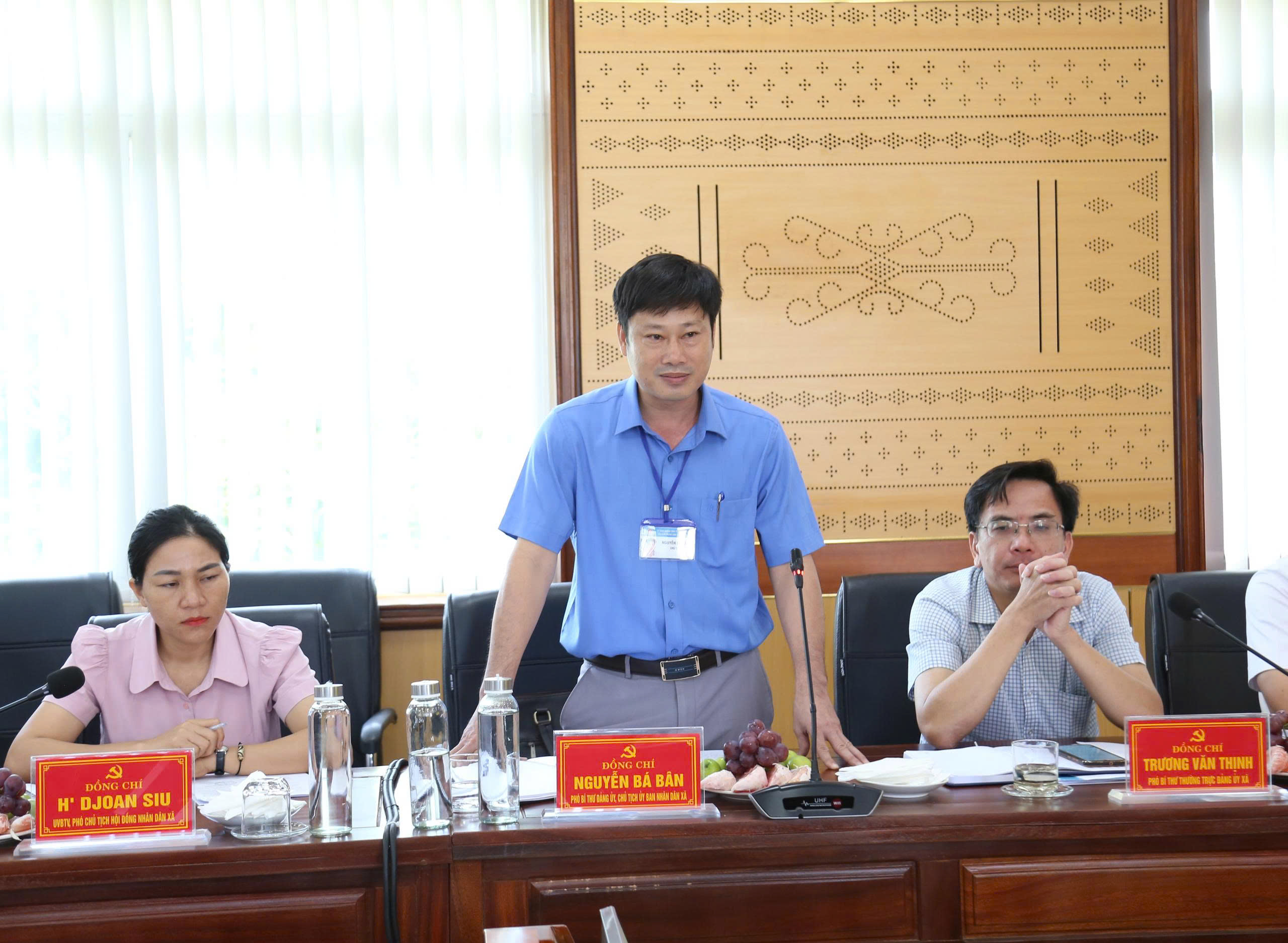 đồng chí Chủ tịch UBND xã tham gia ý kiến tại buổi làm việc